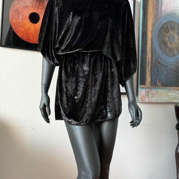 🇧🇷 Elegant Black Velvet Mini Dress – Open Back – Made in Brazil - Picture 4 of 9